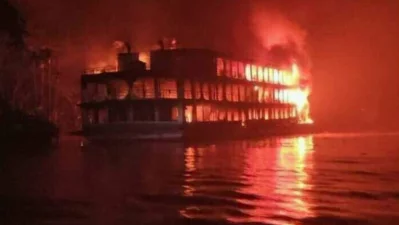 ঝালকাঠির সুগন্ধা নদীতে যাত্রীবাহী লঞ্চে আগুন