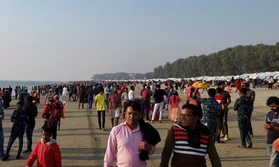 কক্সবাজার সৈকতে বছরের শেষ সূর্যাস্ত দেখতে পর্যটকের ভিড়