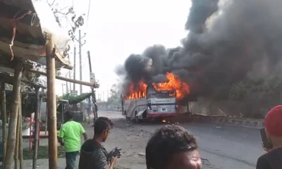 মাদারীপুরে যাত্রীবাহী বাসের ধাক্কায় ইজিবাইকের চালকসহ ২জন নিহতের ঘটনায় বিক্ষুব্ধ জনতা আগুন ধরিয়ে দেয়া বাস। ছবি- ইত্তেফাক