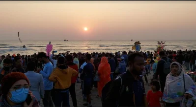 সূর্যাস্ত দেখছেন পর্যটকরা।