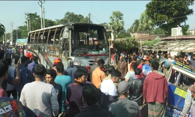 মাদারীপুরে যাত্রীবাহী বাসের ধাক্কায় ইজিবাইকের চালকসহ ২জন নিহতের ঘটনায় বিক্ষুব্ধ জনতা আগুন ধরিয়ে দেয়া বাস। ছবি- ইত্তেফাক