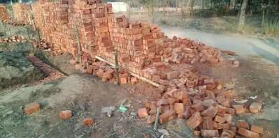 ভূমিহীন ও গৃহহীনদের বাড়ি নির্মাণ কাজে ব্যবহারিত নিন্ম মাণের ইট।