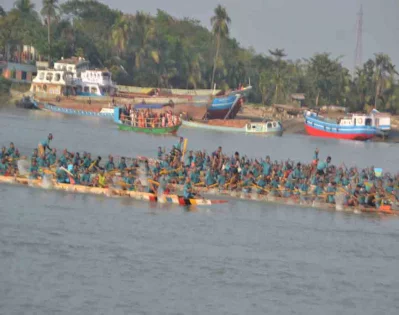 নৌকা বাইচ।