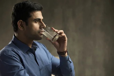 ঈষদুষ্ণ পানিতে লবণ মিশিয়ে গার্গল করলে উপশম হয় টনসিল যন্ত্রণার