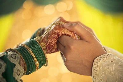 যারা অবিবাহিত তারা বিবাহিত অথবা দীর্ঘস্থায়ী সম্পর্কের মধ্যে যারা আছে তাদের তুলনায় তাড়াতাড়ি মারা যায়
