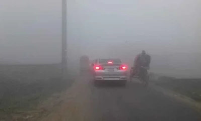 ঘন কুয়াশায় বিপর্যস্ত জনজীবন।