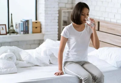 খালি পেতে ১ বা ২ গ্লাস পান করুন