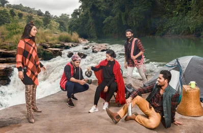 লেয়ারিংয়ের সাধারণ নিয়ম হচ্ছে হালকা থেকে ভারী স্তরের পোশাকের দিকে যেতে হবে