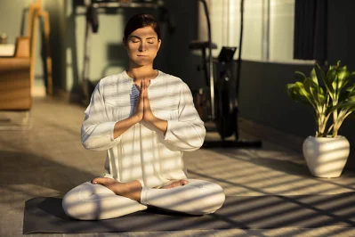 বিষণ্নতা কিংবা হতাশার মাঝেই জীবন না কাটিয়ে নিজেকে সুস্থ রাখার চেষ্টাতেই ব্যস্ত থাকা উচিত