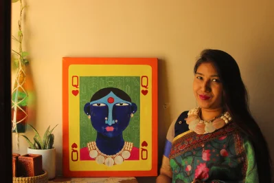 সাগরবক্ষ থেকে সংগৃহীত দৃষ্টিনন্দন শাঁস দিয়ে মনসিজ ক্র্যাফট তাদের অলংকার নকশা করেছে