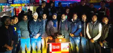 ইবাদতের গ্রামে কেক কাটা হচ্ছে।