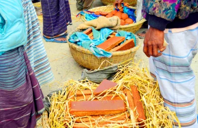 চিনিযুক্ত ও চিনিমুক্ত আলাদা করে রাখা খেজুর গুড়। ছবি: ইত্তেফাক