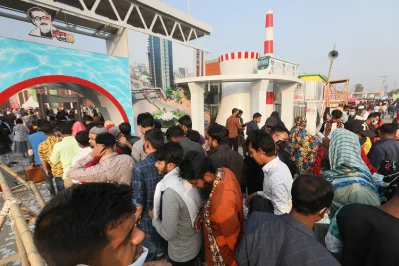 গতকাল ছুটির দিনে বাণিজ্য মেলায় দর্শনার্থীদের উপচে পড়া ভিড় &mdash;আব্দুল গনি