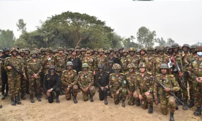 সেনা সদস্যদের সঙ্গে সেনাপ্রধান এস এম শফিউদ্দিন আহমেদ। ছবি: আইএসপিআর