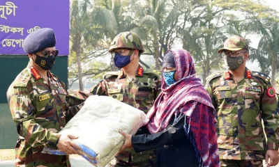 শীতবস্ত্র বিতরণ করছেন সেনাপ্রধান এস এম শফিউদ্দিন আহমেদ। ছবি: আইএসপিআর