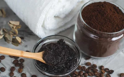 মাথার ত্বকে এবং চুলে ঠাণ্ডা কফি ঢেলে পাঁচ মিনিট মাসাজ করুন