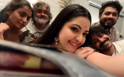 গুণীন সিনেমার শুটিংয়ের ফাঁকে পরিচালকের সঙ্গে ক্যামেরাবন্দি রাজ-পরীমণি। ছবি: সংগৃহীত