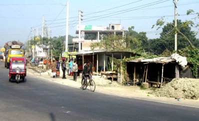 সওজের জমিতে অবৈধ স্থাপনা। ছবি: ইত্তেফাক