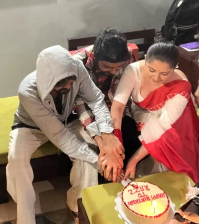 রাজের জন্মদিনে কেক কাটেন পরীমণি। ছবি: সংগৃহীত