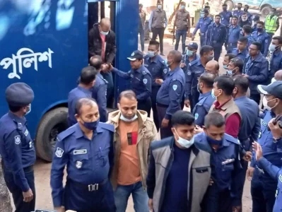 আদালত চত্ত্বরে আসামিরা। ছবি: ইত্তেফাক