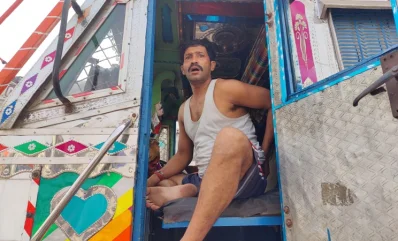 স্বাস্থ্য সুরক্ষাহীন ট্রাক চালক। ছবি: ইত্তেফাক