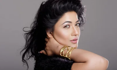 শীতে ঠোঁট ফাটার অন্যতম কারণ ডিহাইড্রেশন। দিনে অন্তত তিন লিটার পানি পান করুন
