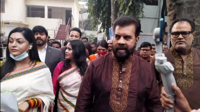 ইলিয়াস কাঞ্চন-নিপুণ প্যানেলের পক্ষে পূর্ণাঙ্গ প্যানেল ঘোষণার পর জমা দেওয়া হয়। ছবি: ইত্তেফাক