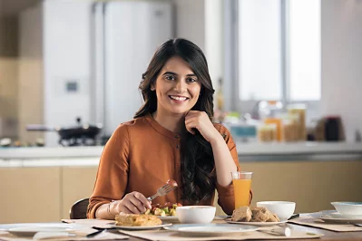 খাবারে অনীহা শুধু আপনার ত্বকই না চুল পরার ও কারণ হতে পারে