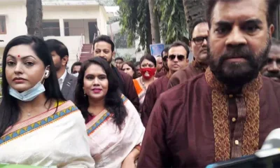 বুধবার বিকেলে মনোনয়নপত্র জমা দেয় ইলিয়াস কাঞ্চন-নিপুণ প্যানেল। ছবি: ইত্তেফাক