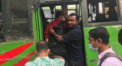 অধিকাংশ হেলপার ও চালকের মাস্ক ঠাঁই পেয়েছে থুতনিতে।