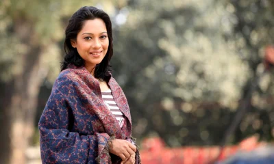 সিল্ক, খাদি, পশমি সুতা, মোটা সুতি ইত্যাদি কাপড়ের ওপর দেশীয় ফ্যাশন হাউসগুলো তাদের শীতের শালের সম্ভার সাজিয়েছে