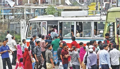 যত্রতত্র যাত্রী উঠানো ও নামানো হচ্ছে।