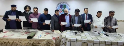 শপথবাক্য পাঠ করছেন আমেরিকা-বাংলাদেশ প্রেসক্লাবের নবনির্বাচিত কমিটির কর্মকর্তারা [ছবি: ইত্তেফাক]