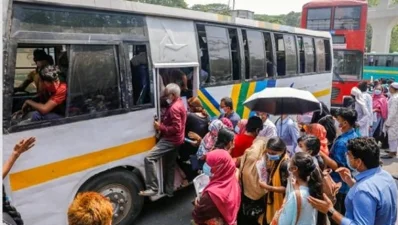 বাসে অফিসগামী যাত্রীদের ঠাসাঠাসি করে উঠানে হচ্ছে।