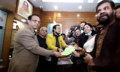 বুধবার বিকেলে ইলিয়াস কাঞ্চন-নিপুণ প্যানেলের পক্ষে পূর্ণাঙ্গ প্যানেল ঘোষণা করে জমা দেওয়া হয়। ছবি: ইত্তেফাক