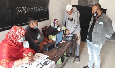  টাঙ্গাইল-৭ মির্জাপুর সংসদীয় আসনের উপনির্বাচনে ইভিএমে ভোট দিচ্ছেন ভোটাররা 