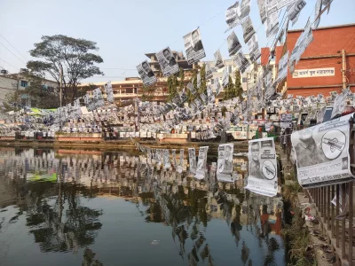 নির্বাচনি পোস্টোরে ছেয়ে গেছে নারায়ণগঞ্জ। ছবি: আব্দুল গনি