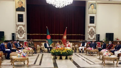 রাষ্ট্রপতির সঙ্গে সংলাপে প্রধানমন্ত্রী শেখ হাসিনাসহ প্রতিনিধি দলের সদস্যরা। ছবি: ফোকাস বাংলা। 