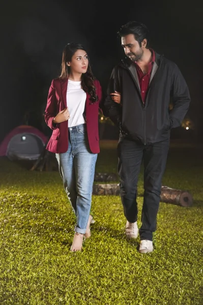 প্রথমে নিজের শরীরের গড়ন বুঝতে হবে এবং তারপর সে অনুযায়ী জিনস বেছে নিতে হবে