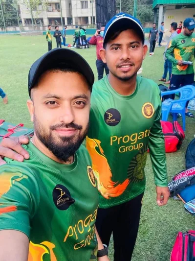 লেগ স্পিনার জুবায়ের হোসেনের সেলফিতে মোসাদ্দেক হোসেন