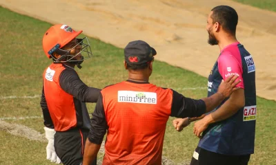 মিরপুরে অনুশীলনের ফাঁকে আড্ডায় খুলনার মুশফিক ও ঢাকার মাশরাফি। ছবি: ইত্তেফাক
