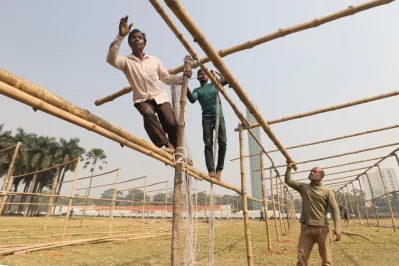 বইমেলার প্রস্তুতি। ছবি: আব্দুল গনি