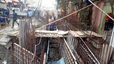 দুয়েকজন শ্রমিক দিয়ে লোহা বাঁধার কাজ করা হয়।