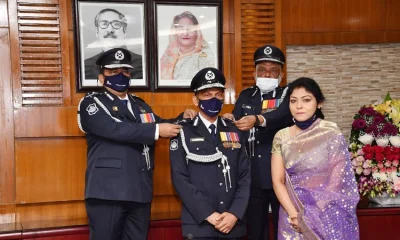অতিরিক্ত আইজিপিদের স্ত্রীদের সামনে র&zwj;্যাংক ব্যাজ পড়িয়ে দিচ্ছেন পুলিশের আইজিপি ড. বেনজীর আহমেদ। 