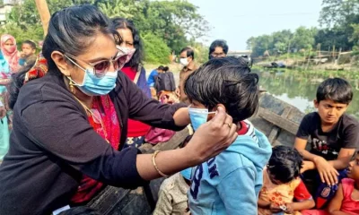 ১৫০ জন শিক্ষার্থী এবং সুবিধাবঞ্চিত অন্যান্য মানুষের মাঝে রান্না করা খাবার, মাস্ক বিতরণ করা হয়