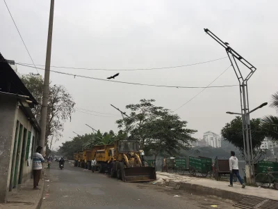সড়কটির ফুটপাতের অনেক স্থানে ভাঙা