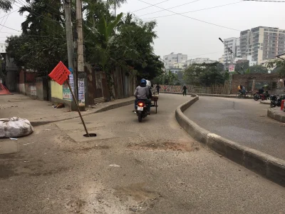 সড়কটির অনেক স্থানে ম্যানহোলের ডাকনা ভাঙা।