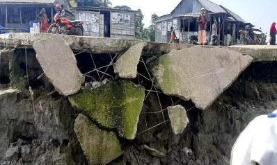 খরস্রোতা ধনু নদের ভাঙনের কবলে এলাকা বিলীন হচ্ছে।