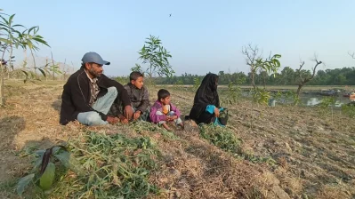  নিজেদের শ্রম আর ঘামে বোনা স্বপ্নগুলোর মৃত্যু দেখছিলেন নিজ চোখে। 