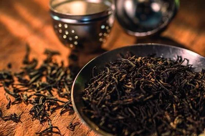  চা পাতা ফুটিয়ে গরম করে নিন